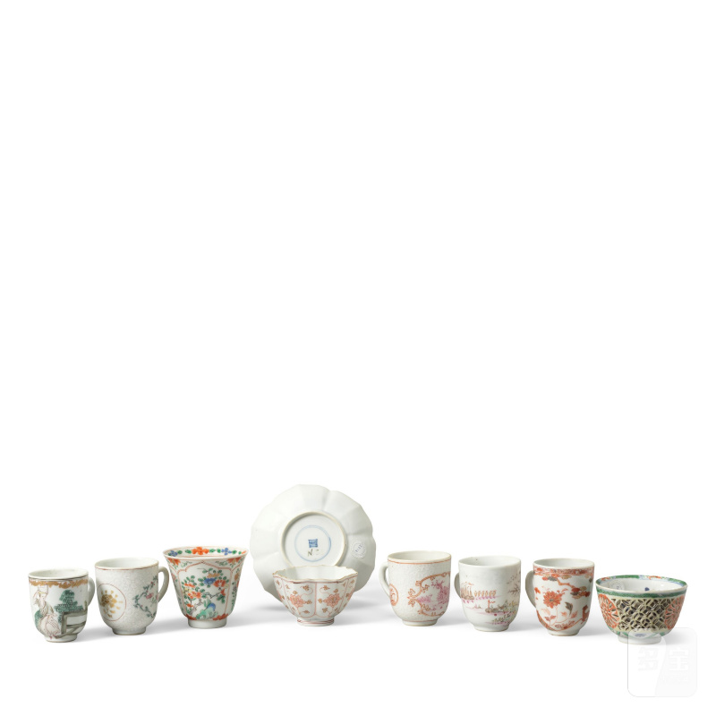 清康熙至乾隆 五彩茶盌兩件、礬紅描金盌及托及咖啡盃五件 | TWO FAMILLE VERTE TEA BOWLS, ONE GILT AND IRON RED TEABOWL AND SAUCER AND FIVE PORCELAIN COFFEE CUPS - 图4